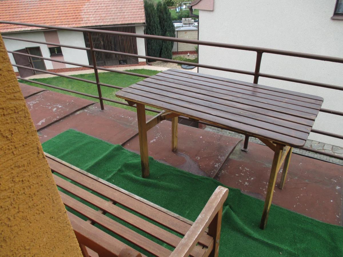 Rd Cerncin Bucovice Apartment Exterior photo